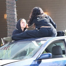 Raději se věnuje modernímu tanci, díky němuž našla i svou první lásku. Alespoň tak o černovlasé dívce, v jejíž společnosti se Shiloh často objevuje, píší zahraniční média.