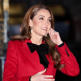 Kate často páruje růžovou nebo tělovou rtěnku s růžovou tvářenkou. Toto dvojkombo podtrhuje její dívčí kouzlo.