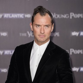 S kouty se už roky potýká například idol žen a hvězda přelomu tisíciletí, herec Jude Law.