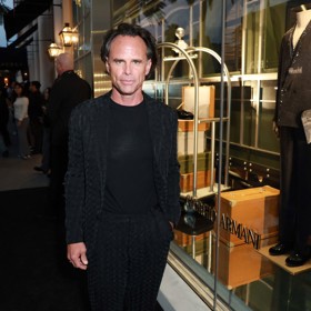 Takže ano, pánové, i ustupující vlasový porost může působit přitažlivě a netřeba si hned holit hlavu. Vedle Waltona to ostatně dokazují i další slavní muži.