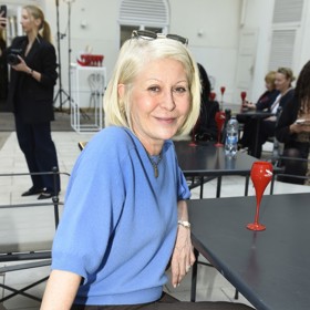 Manželka herce Miroslava Donutila dokonale dodržela dress code akce, a zároveň zůstala věrná svému šik stylu.