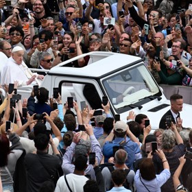 Papež František ve svém papamobilu. 