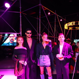 I DJ a influencer Pufflick nechal tričko nebo košili doma a pod sako neoblékl nic.