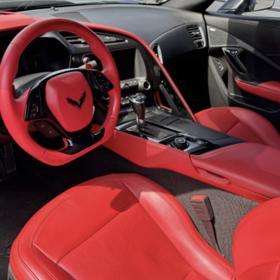 Luxusní interiér vozu Karlose Vémoly. 