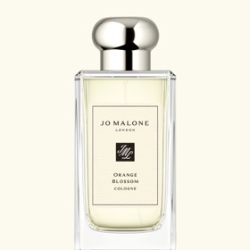 Jiní, hlavně lidé z okolí Kate, tvrdí, že si princezna oblíbila a na svatbu použila parfém Orange Blossom od Jo Malone. Květ klementinky se v něm třpytí nad srdcem z pomerančového květu a leknínu, přičemž vše podkreslují teplé podtóny kosatce a balzamikového vetiveru. 100 ml vyjde na 3 450 Kč.