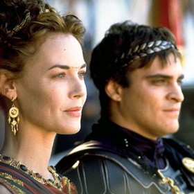 Commodovu sestru a dávnou lásku generála Maxima si zahrála dánská herečka Connie Nielsen. Byť její výkon zastínili její mužští kolegové, nutno podotknout, že i ona odvedla velmi kvalitní práci. A svým aristokratickým vzhledem okouzlila nejednoho muže.