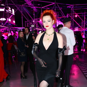 Černé šaty s hlubokým výstřihem jsou z Žofiiny vlastní skříně. Doplnila je výraznými šperky Swarovski. 