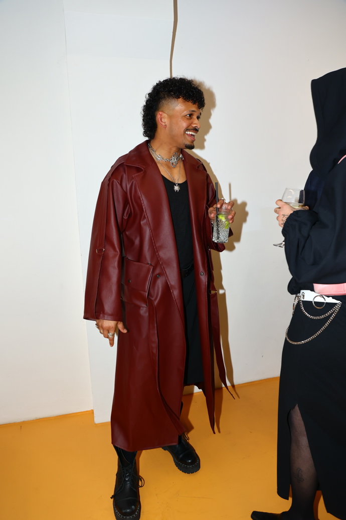 Ben Cristovao se před hudební kariérou věnoval snowboardingu. 