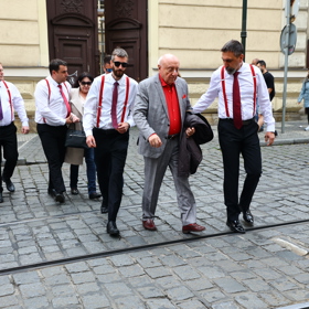 Felix a Dáda dorazili ke kostelu společně.