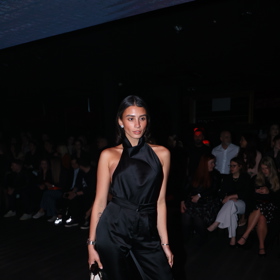 K černému saténovému overalu vynesla Daniela bílou kabelku.