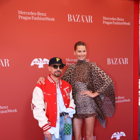 Modelka Hana Soukupová v doprovodu Filipa Vaňka, který oblékl džíny a červeno-bílý univerzitní bomber.