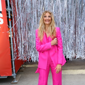 V barvě Viva Magenta se na večírku objevila také modelka Tereza Maxová. Oblékla kalhotový kostým doplněný o střevíčky v tělové barvě. 