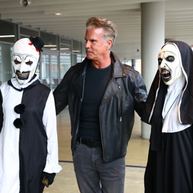 Lorenzo Lamas ze seriálu Odpadlík pózuje s démonickou jeptiškou z legendární série hororových filmů V zajetí démonů.