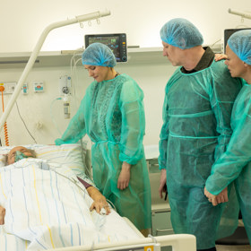 Všichni blízcí doufají, že se z toho Vlasta Pešek dostane.