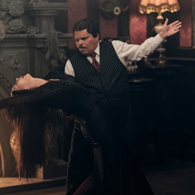 Rodiče Wednesday nemohou chybět. 