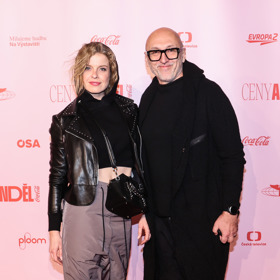 Lešek Wronka s manželkou Vendulou Fialovou, která oblékla tradiční rockerský křivák.