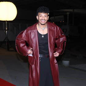 Zpěvák Ben Cristovao má módní trendy v malíku. Na Anděly vyrazil v koženém trenčkotu