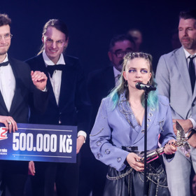 Písničkářka si odnesla sošku v kategorii Objev roku a všechny její outfity doplňovaly výrazné barevné pramínky.