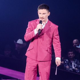 Bavič a vítěz Survivoru 2024 Mikýř byl jedním z moderátorů večera. V růžovém obleku ho nešlo přehlédnout