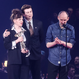 Sourozenci Mišíkovi "nepadli daleko od stromu". Adam je zpěvákem a hercem, Barbora Mišíková se věnuje alternativnímu divadlu a Martin je vynikající kytarista.