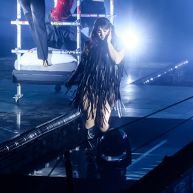 Ewa Farná vystoupila na Andělech v extravagantním modelu z třásní. 