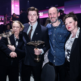 Rodina Mišíkova v plné parádě - zleva Eva Mišíková, maminka Adama (druhý zleva) a Barbory (vpravo), které doprovázel Vladimírův syn z prvního manželství Martin (druhý zprava).