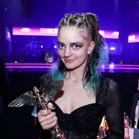 Barevné účesy byly k vidění i na sobotním předávání Andělů. Pro tyrkysové pramínky se rozhodla zpěvačka a skladatelka Kvietah