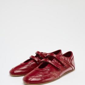 Baleríny s dvojitým páskem a lakovaným efektem, Zara, 699 Kč