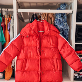 Zimní kabát už Elis odložila, ale stojí za to povšimnout si té výrazné barvičky.