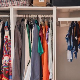 Pohled na část otevřené šatny Elis Mraz - šatna totiž nemá dveře.