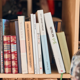 Knížky nemůžou chybět, tady jen malá ochutnávka.