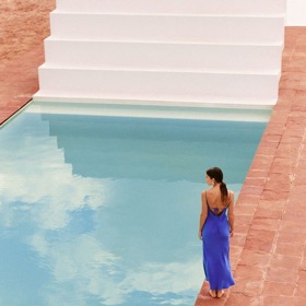 Kromě řasení vepředu můžou mít prádlové šaty i zajímavě řešená záda, která podtrhují smyslnost modelu.