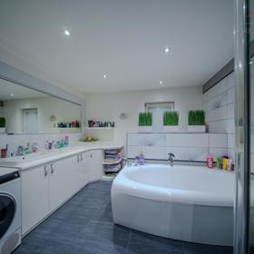 Dům zdobí velká koupelna.