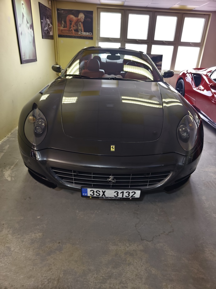 Jedno z vystavených Ferrari.