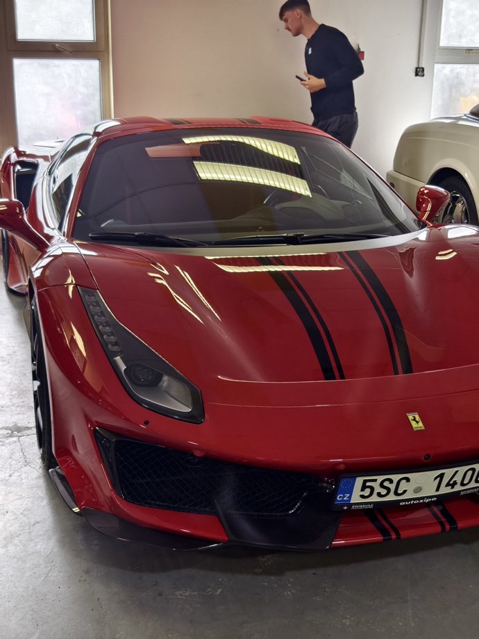 Vystavené Ferrari v garáži Richarda Chlada.