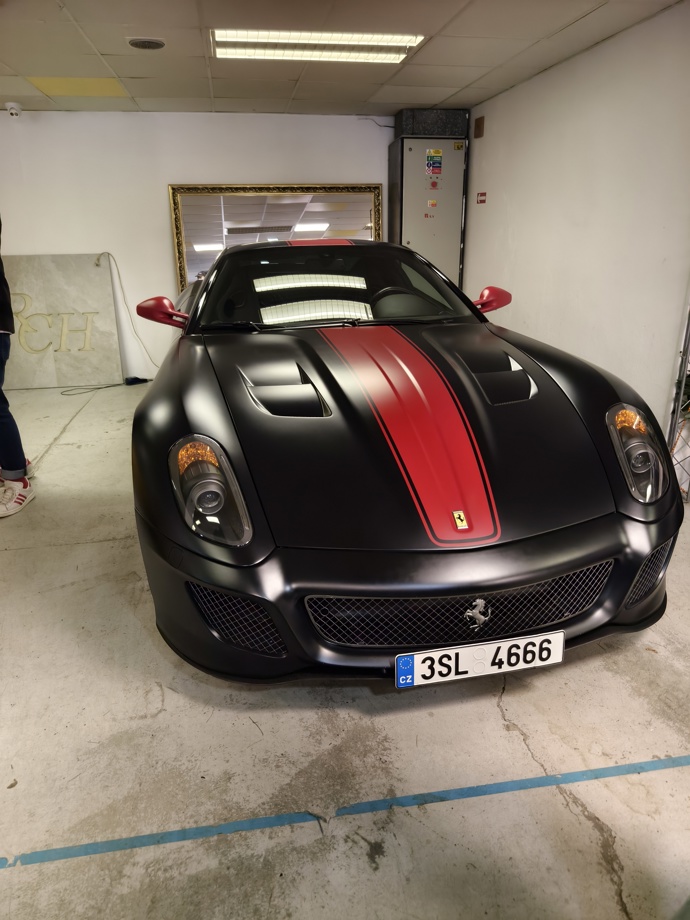 Vystavené Ferrari.