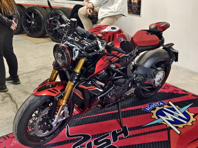 K vidění byl i motocykl.