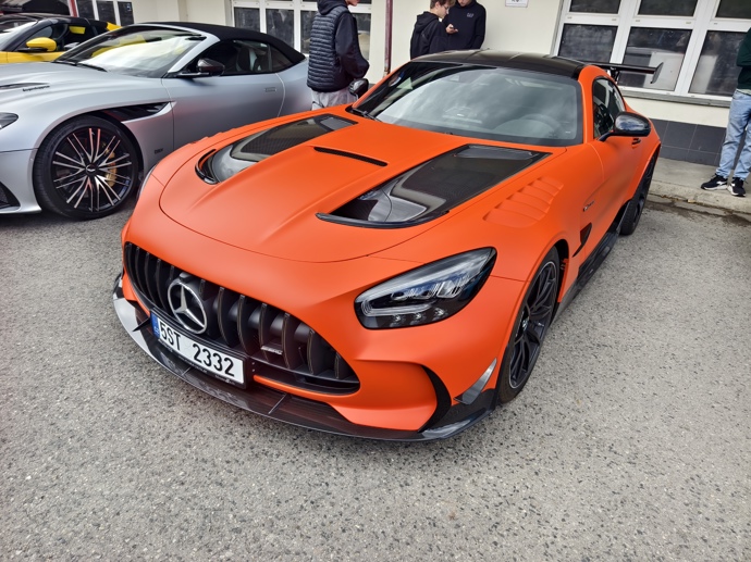 Červený Mercedes na akci Smažák a Káry 2.
