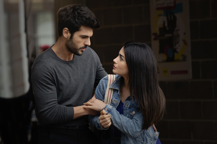Tolga Mendi a Özge Yağız v seriálu Mé lepší já.