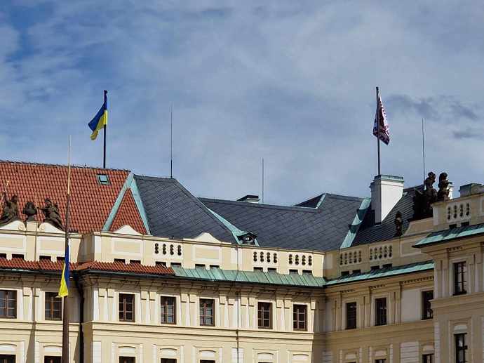 Na Hradě zavlála ukrajinská vlajka.