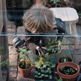 Oba synové herečce ve skleníku rádi pomáhají a pozorují proces růstu rostlinek.