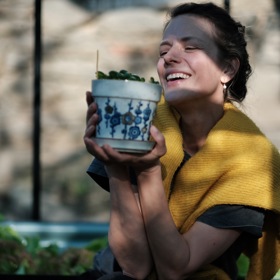 Rostlinky ve skleníku pěstuje Andrea tak, aby se vzájemně chránily před škůdci.