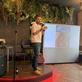 Dominik Vršanský si sundal tričko během show.