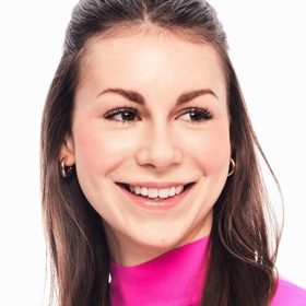 Brunetky se světlejší pletí si mohou dovolit tvářenky v malinových a švestkových tónech. Pudrová tvářenka, essence, 159 Kč