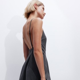 Šaty na ramínka s vykrojenými zády, H&M, 599 Kč