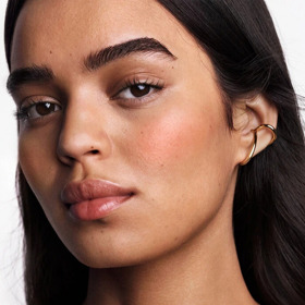 Brunetky s teplejším podtónem pleti zase nejlépe vyniknou v meruňkových tvářenkách. Rozjasňující tvářenka, Guerlain, 1 257Kč