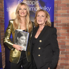 Tereza Maxová se svou mladistvě vypadající maminkou Alenou.