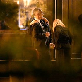 Ivan Trojan zapíjel spolu s Jiřím Macháčkem u baru Public Interest.