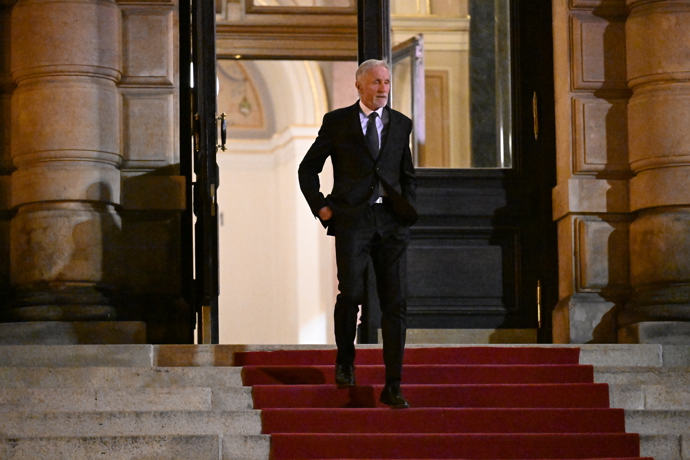 Expremiér Mirek Topolánek na posledním rozloučení s Jiřím Bartoškou.
