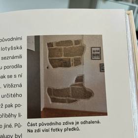 Na chalupě v Kytlicích odhalila Irena Obermannová kus původního zdiva - a zanechala jej tam.